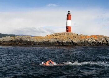 Adriana Berardi participa del cruce del Beagle a nado por los 40 años de paz