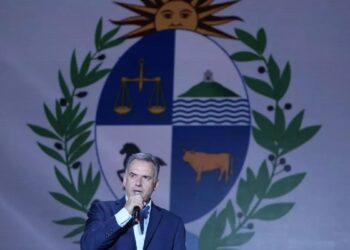 Yamandú Orsi se impuso en el balotaje y el Frente Amplio vuelve al poder en Uruguay