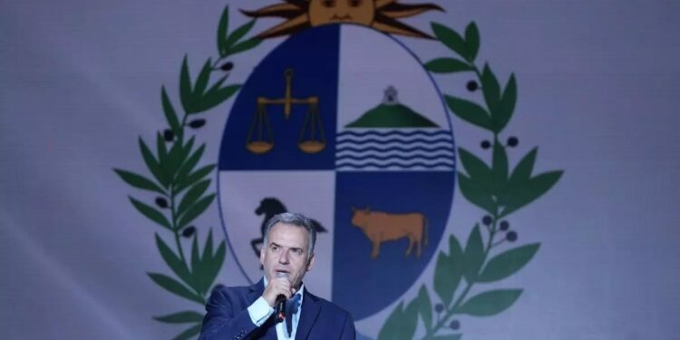 Yamandú Orsi se impuso en el balotaje y el Frente Amplio vuelve al poder en Uruguay