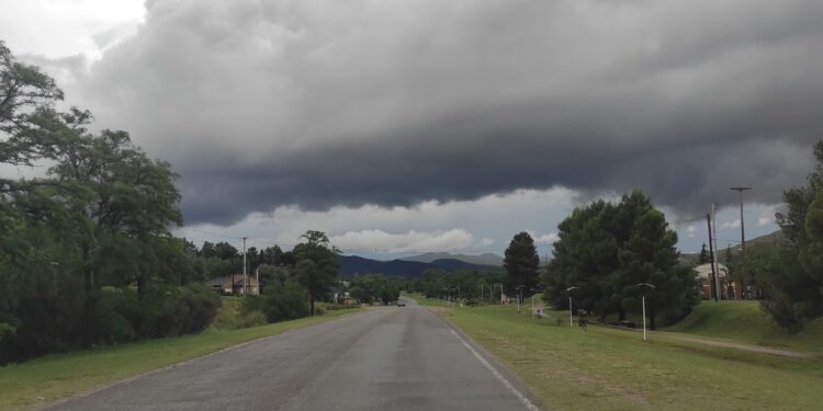 Atronadora tormenta cayó sobre Sierra de la Ventana está tarde.