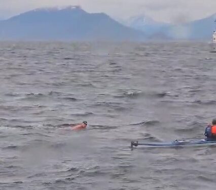 Nadar en el Beagle: Emoción inmensa en un hecho histórico con récord mundial.