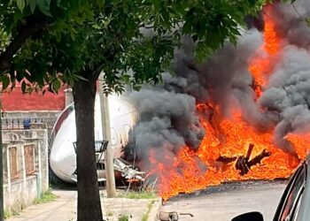 Se despistó un avión en San Fernando y chocó contra una casa: murieron el piloto y el copiloto