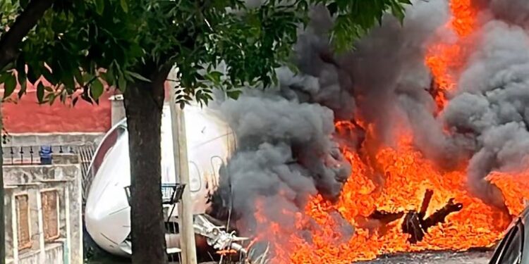 Se despistó un avión en San Fernando y chocó contra una casa: murieron el piloto y el copiloto