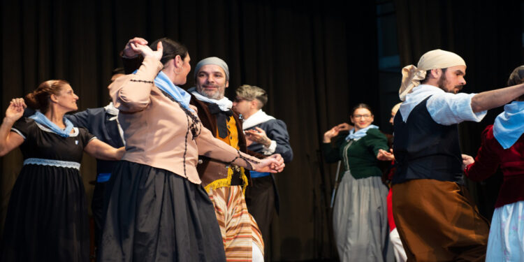 La Escuela Folklórica Municipal cierra el año con un festival