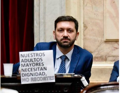 La furia de los radicales “sin peluca” por la foto del bloque UCR con Milei: “Arrastrados como gusanos”