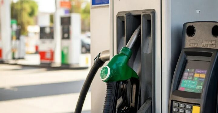 Así se vería una estación de servicio con autodespacho en Argentina, según la IA