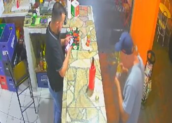 Video impactante: le explotó en la cara una empanada de pollo