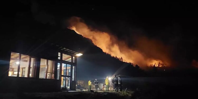 Se incendian los bosques de Epuyén, en Chubut, y hay cientos de evacuados