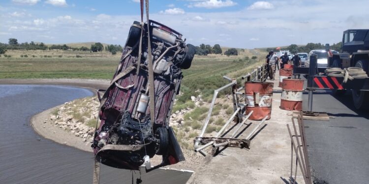 Sacaron el rodado que cayó en el dique sin rastros de ocupantes