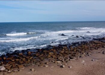 La costa atlántica resigna turistas por los precios y también playa por erosión