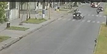 Video impactante: atropelló a un motociclista y lo arrastró más de 50 metros sobre el capot