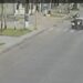 Video impactante: atropelló a un motociclista y lo arrastró más de 50 metros sobre el capot