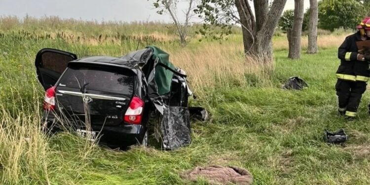 Manejaba a 160 kilómetros por hora, perdió el control y volcó: murieron su esposa y dos de sus hijos