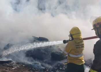 Bomberos sofocaron un incendio en el basural de Sierra de la Ventana.