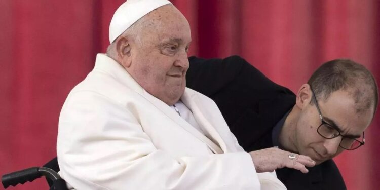 Los médicos agravan el diagnóstico del papa Francisco: suman al “cuadro complejo” una “neumonía bilateral”