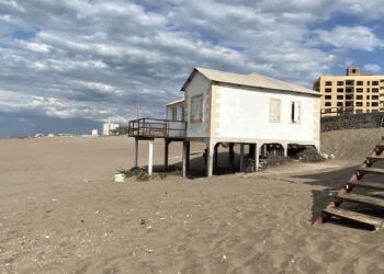 La última casa que resistió sobre la arena de Claromecó