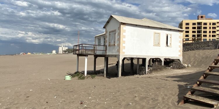 La última casa que resistió sobre la arena de Claromecó