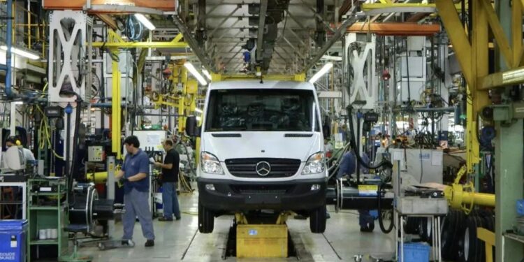 SMATA les anunció a los trabajadores que Mercedes-Benz se va del país