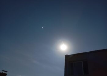 Una extraña luz surcó el cielo bahiense en pleno día