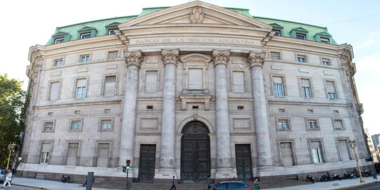 Antes de viajar a Estados Unidos, Milei firmó el decreto que transforma al Banco Nación en una sociedad anónima