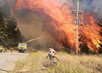 El fuego no da tregua en El Bolsón: un muerto, decenas de casas destruidas y miles de hectáreas arrasadas