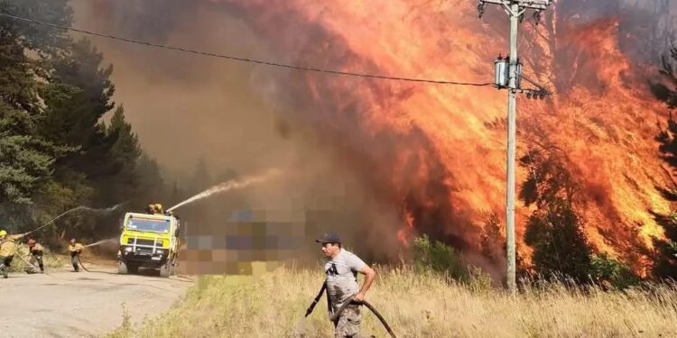 El fuego no da tregua en El Bolsón: un muerto, decenas de casas destruidas y miles de hectáreas arrasadas