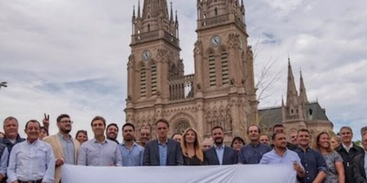 Kicillof reclamó por las rutas nacionales y los radicales del sur le reclamaron por las rutas provinciales