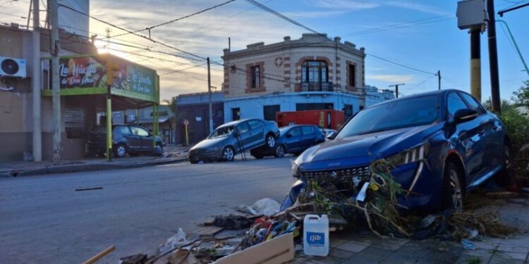 Al menos 10 fallecidos y más de mil evacuados dejó la tormenta en Bahía Blanca