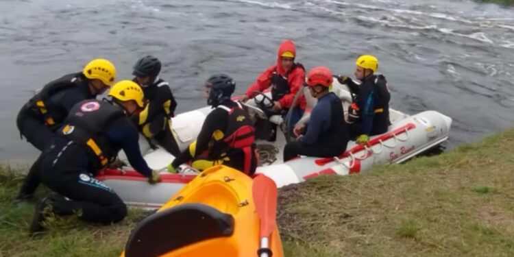 Desesperada búsqueda de tres personas que cayeron a un canal tras las inundaciones en Bolívar
