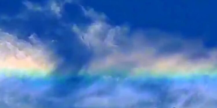 Misteriosa «nube arcoíris» apareció en el cielo de Villa Ventana