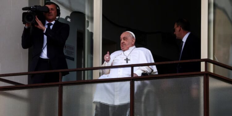 «¡Gracias a todos!»: el papa Francisco fue dado de alta.