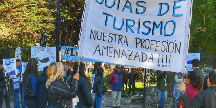 El Gobierno desreguló la actividad de los guías de Parques Nacionales y despertó el repudio del sector