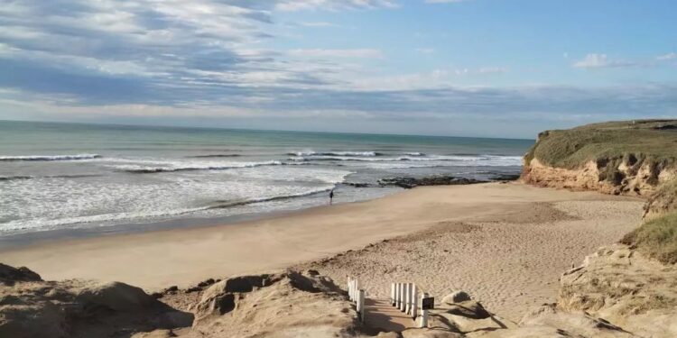 Preocupación en Mar del Plata: Montenegro busca alterar las últimas playas libres de cemento en Chapadmalal y beneficia a una empresa acusada de contaminar