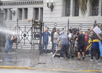 La represión policial convirtió a la marcha de jubilados e hinchas en un caos: heridos graves y más de 100 detenidos