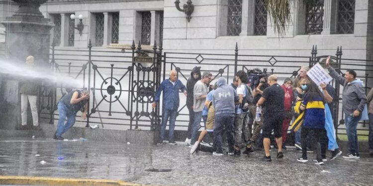 La represión policial convirtió a la marcha de jubilados e hinchas en un caos: heridos graves y más de 100 detenidos