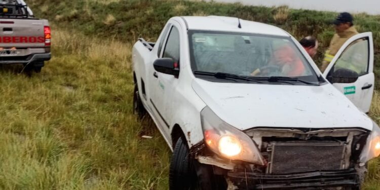 Saldungaray: Un vehículo se despistó por el barro en la ruta 72