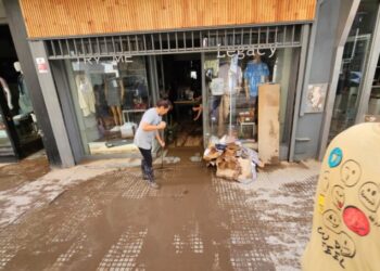 Sin luz ni agua, incomunicados y tratando de rescatar lo que quedó en pie, el día después en Bahía Blanca