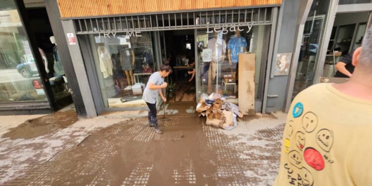 Sin luz ni agua, incomunicados y tratando de rescatar lo que quedó en pie, el día después en Bahía Blanca