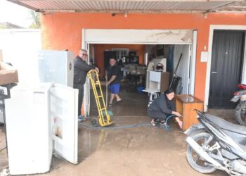 Subsidios por $800.000 del gobierno de Axel Kicillof: a quiénes les corresponde y cómo tramitarlos