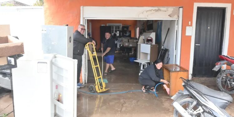 Subsidios por $800.000 del gobierno de Axel Kicillof: a quiénes les corresponde y cómo tramitarlos