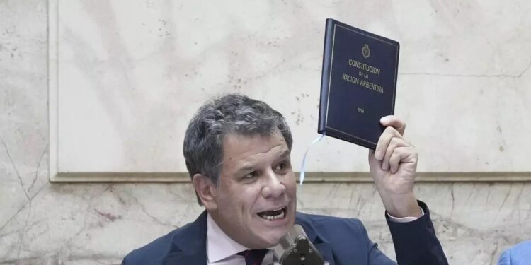 “Amenazas agravadas” y “cortitos” en los riñones: la denuncia penal de Manes contra Santiago Caputo