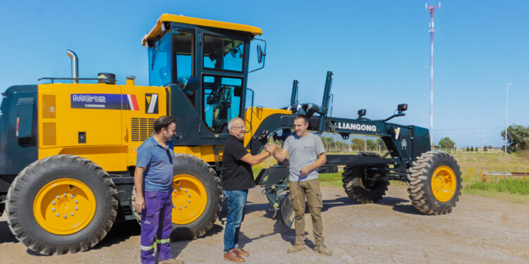 El municipio de Tornquist adquirió una nueva motoniveladora para caminos rurales
