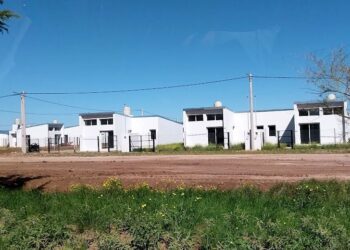 Junto al gobernador Axel Kicillof, Bordoni confirmó que el viernes se entregan las viviendas