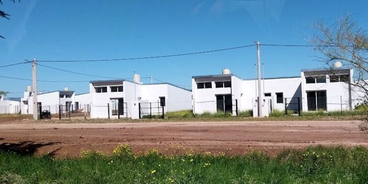 Junto al gobernador Axel Kicillof, Bordoni confirmó que el viernes se entregan las viviendas