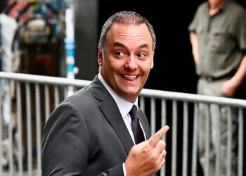 La motosierra no tiene nafta para Adorni: el vocero candidato tiene 250 empleados y $30 mil millones a mano