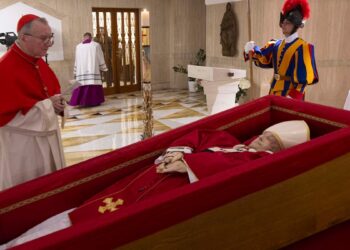 El Vaticano difundió las primeras imágenes del féretro del papa Francisco