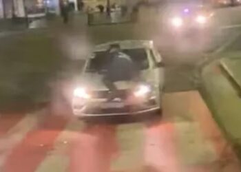 CÓRDOBA: Un conductor de aplicación atropelló a un policía para evadir un control y fue suspendido