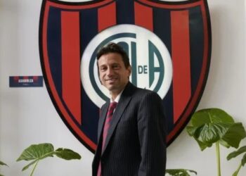 Escándalo en el fútbol argentino: una cámara oculta muestra al presidente de San Lorenzo recibiendo dólares