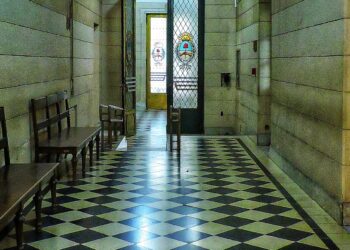 Condenan a una instrumentadora y a una enfermera por haber olvidado una gasa dentro de una paciente