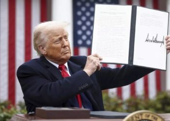 Jueves negro:  Mientras Milei busca verse con Trump, los mercados mundiales colapsan y sacuden la Argentina por múltiples vías